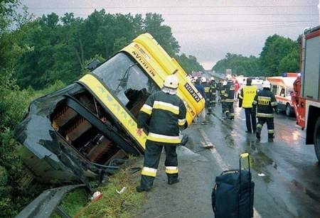 Autobus przewrócił się na dach.
   ZDJĘCIE: WOJCIECH SZNER