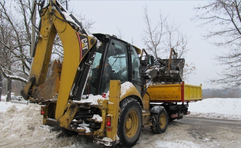MZUiM w Chorzowie zlecił wywóz śniegu z ulic miast dla poprawy bezpieczeństwa