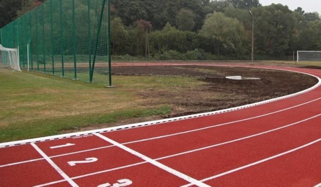 W Bobowej powstał stadion z tartanową bierznia. W Lipinkach mogą o takiej jedynie pomarzyć