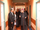 Lębork. Biskup pomocniczy Wiesław Śmigiel odwiedził szpital.Wizyta była niespodziewana.