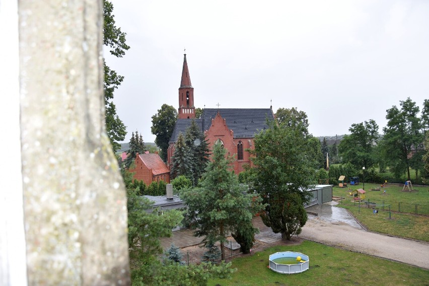 W Kołdrąbiu niedaleko Janowca Wielkopolskiego rzucają z kościelnego chóru ziarnem, a miejscowy pałac to niedoszła własność Paderewskiego 