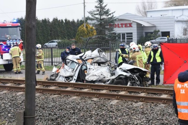 Śmiertelny wypadek w Łysomicach pod Toruniem. Samochód wjechał pod pociąg relacji Toruń-Grudziądz