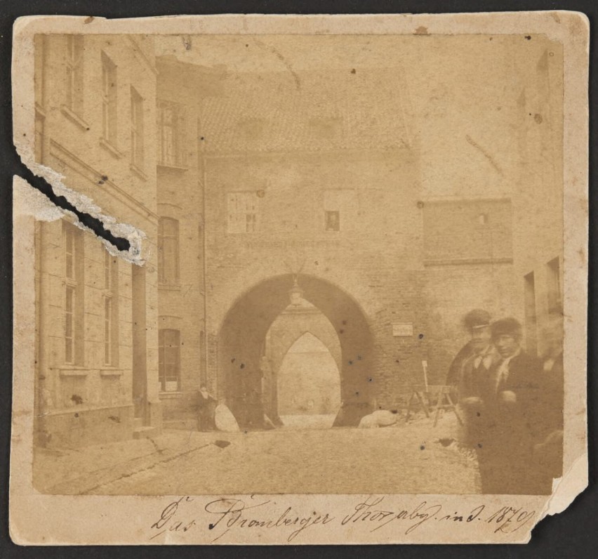 Brama Starotoruńska na zdjęciu z 1870 roku, oglądana od...