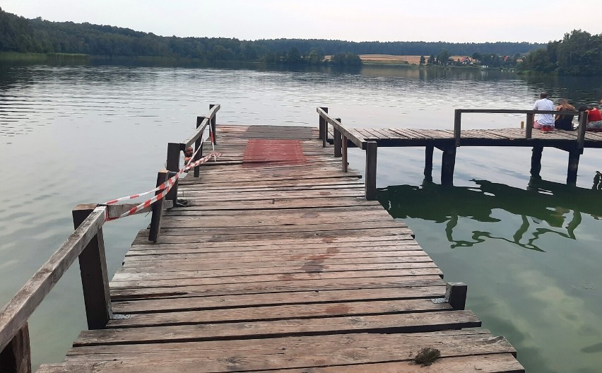 Gąsawa. Letnicy apelują: Pomost w Pniewach jest w fatalnym stanie! Ale młodzi i tak tu wchodzą [zdjęcia] 