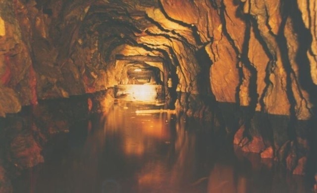 Jeden z podziemnych korytarzy, odkrytych przez Pomorski Klub Eksploracji