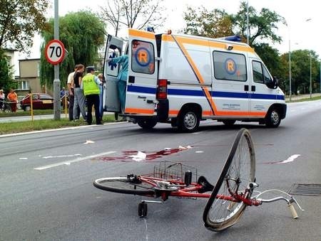 Do tragicznego wypadku doszło w sobotę przy ul. Dąbrowskiego w rejonie ul. Tatrzańskiej. O godz. 12.26. przed jadący samochód daewoo lanos wtargnął rowerzysta. Kierowca auta próbował hamować, ale bezskutecznie - potrącił rowerzystę, którego nie udało się już uratować. Ponadto w lanosa wjechał jadący za nim ford.