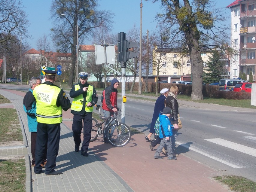 Akcja "Bezpieczny pieszy" w Kwidzynie. Ostrzegali pieszych i rowerzystów