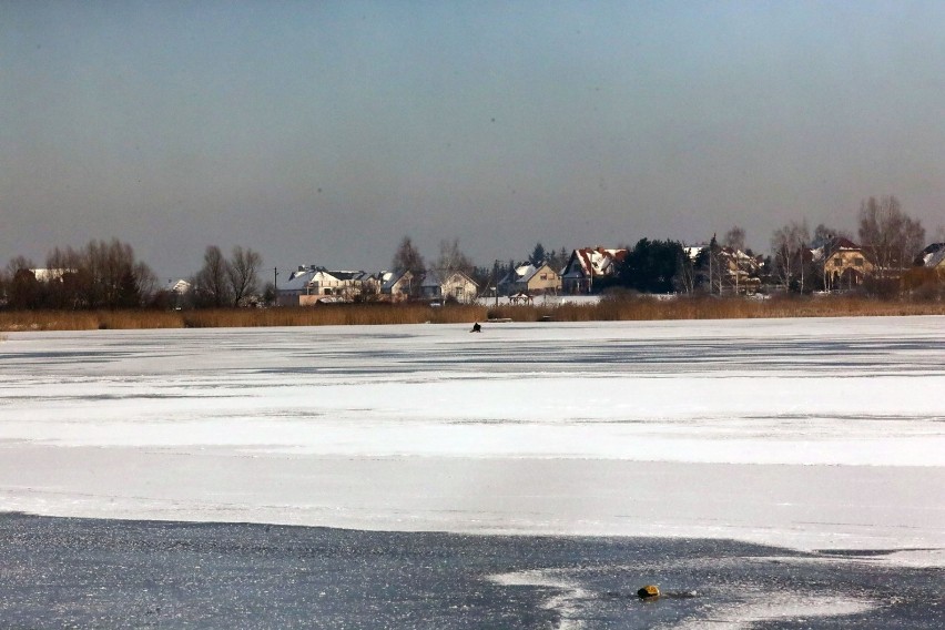 Zima nie odpuszcza, zamarzło Jezioro Kunickie