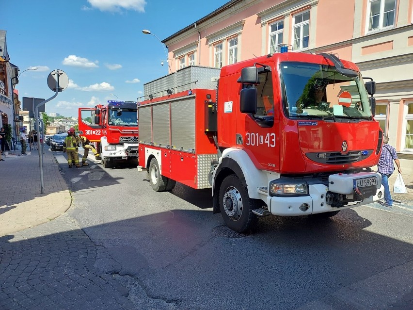 Lublin. Niebezpieczna substancja chemiczna zamknęła ulicę Zieloną. Wyciekło około trzech litrów roztworu amoniakalnego. Zdjęcia