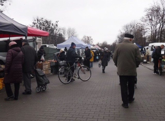 Czwartkowe zakupy na targowisku Korej w Radomiu