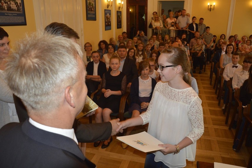 Burmistrzowską nagrodę odbiera Julia Sałuda z SP nr 2 w...