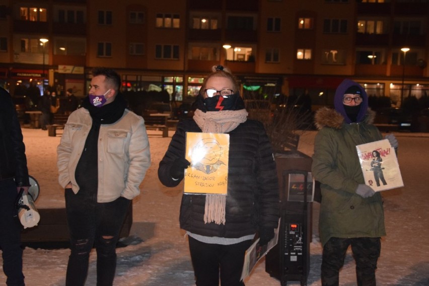 Kilkanaście osób protestowało w Lęborku przeciwko decyzji TK o ograniczeniu prawa do aborcji 