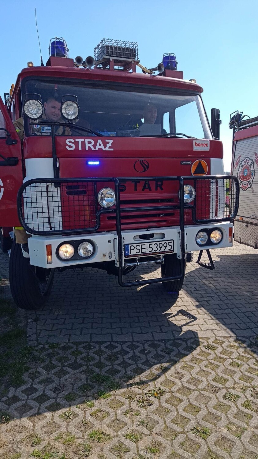 Pracowita niedziela śremskiej straży pożarnej. Nasi strażacy gasili pożary w Zwoli koło Zaniemyśla i w Międzychodzie i uratowali ... kota