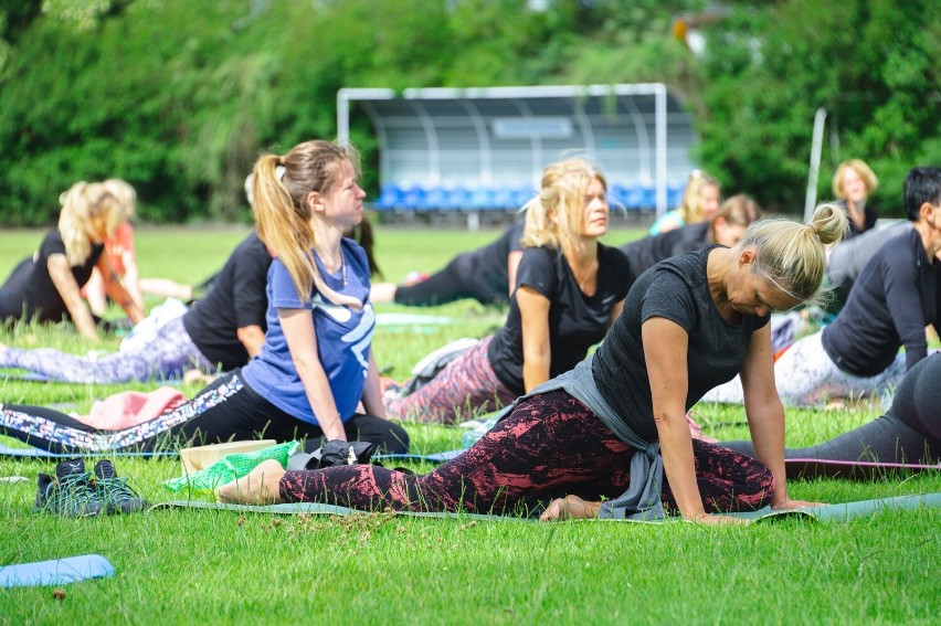 Gmina Czempiń. Joga na trawie. Mnóstwo uczestników