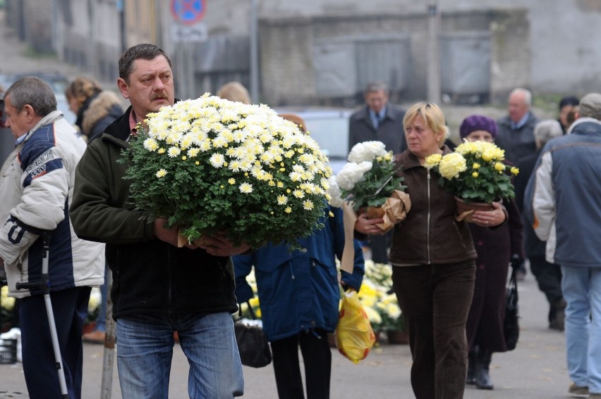 Wzdłuż Głównej Alei zlokalizowanych jest wiele grobowców...