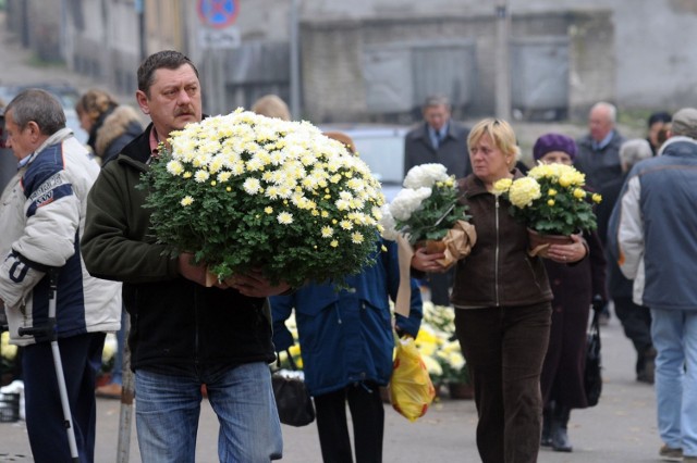 Wzdłuż Głównej Alei zlokalizowanych jest wiele grobowców rodzinnych, których datowanie nie jest znane.