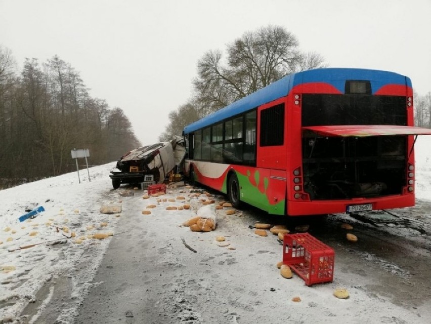 Sosnów: Autobus zderzył się z samochodem dostawczym. Jedna osoba nie żyje