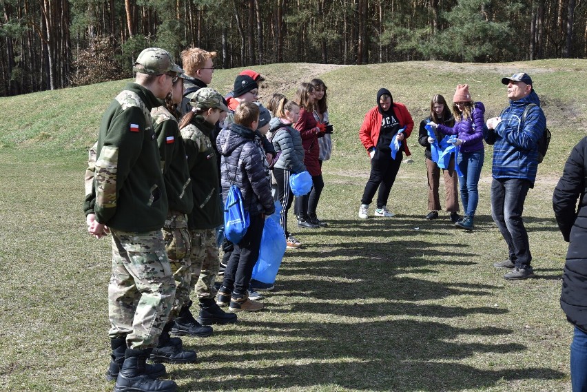 Tak było w sobotę 9 kwietnia na społecznym sprzątaniu lasów...