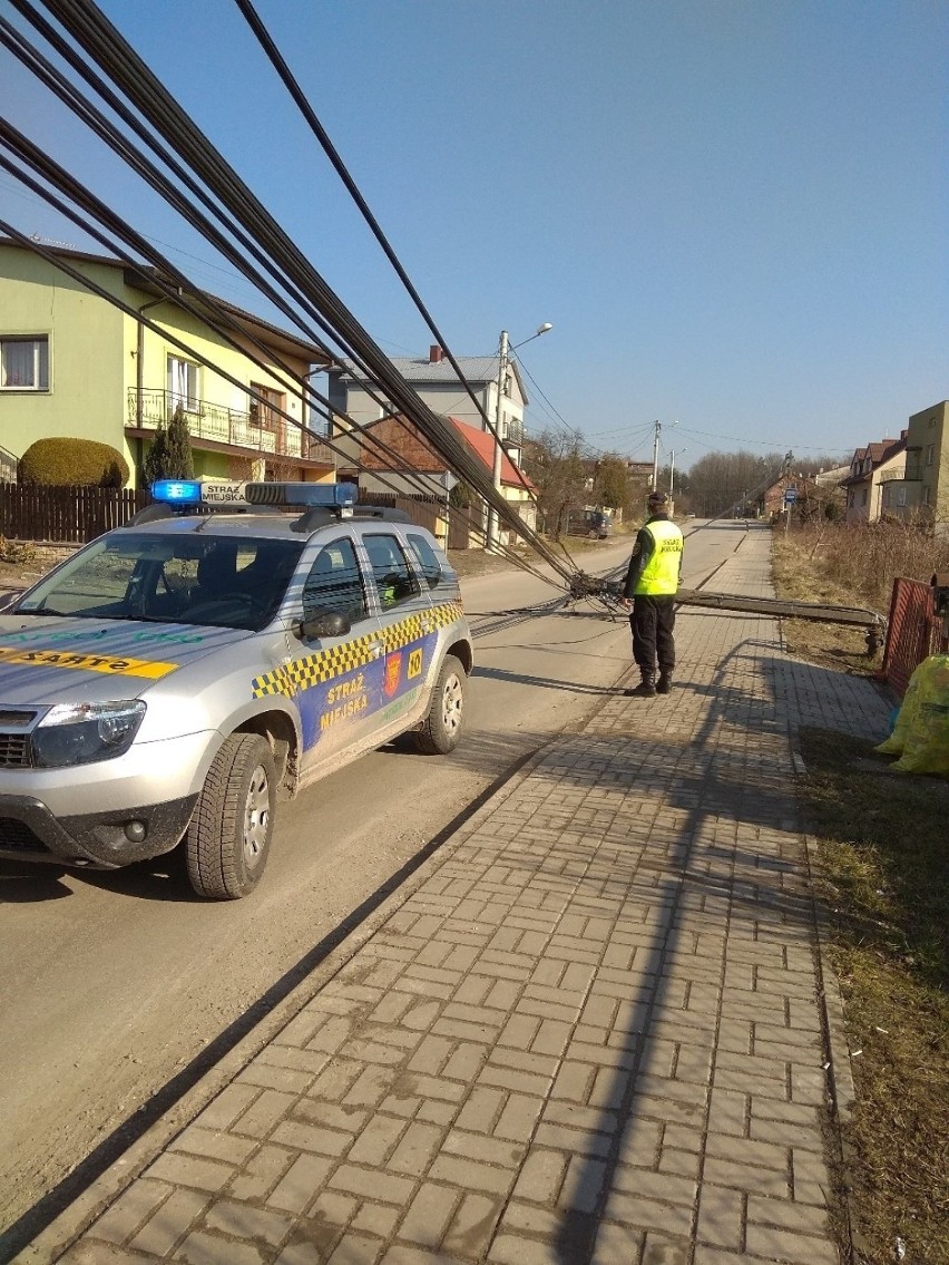 Słup z kablami blokuje przejazd na kieleckiej ulicy [ZDJĘCIA]