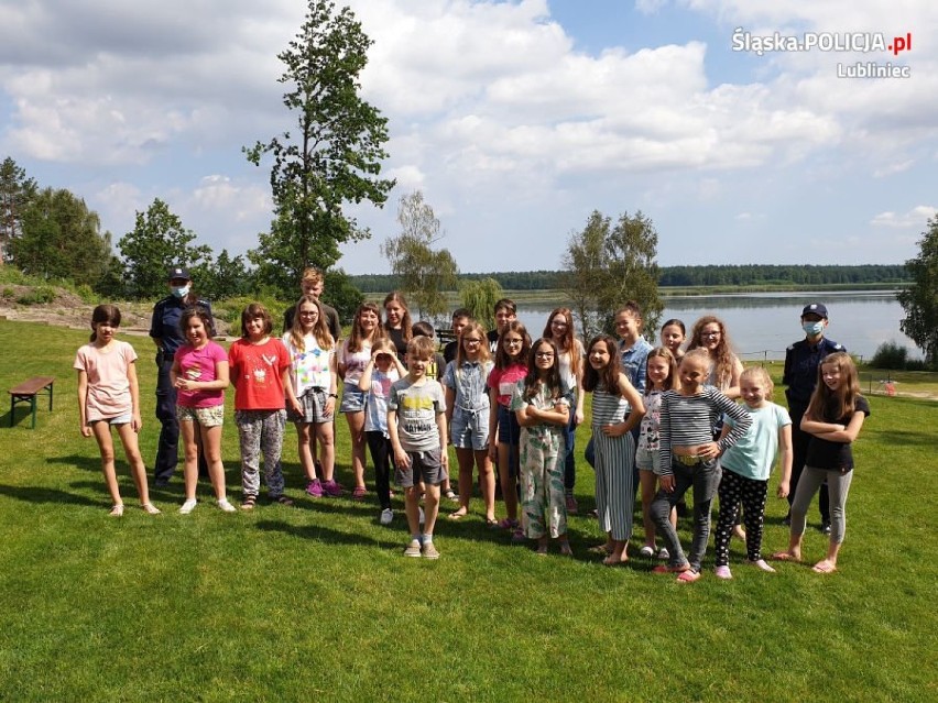 Lubliniec: Policja odwiedziła w Kokotku dzieci uczestniczące w obozie artystycznym w Centrum Młodzieży NINIWA