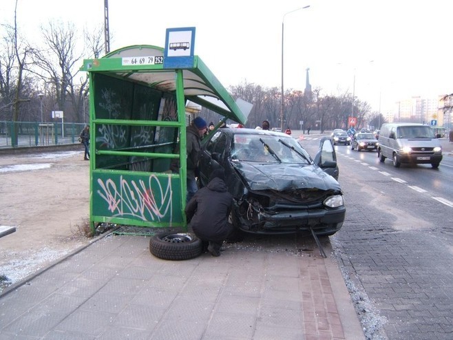 Promienista: Nowa wiata przystanku skasowanego przez auto [ZDJĘCIA]