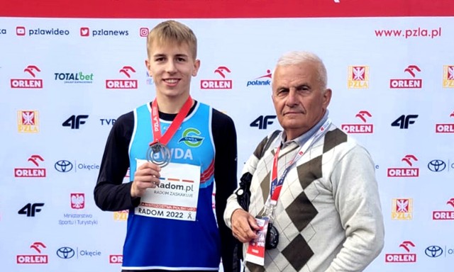 Mikołaj Czechowicz z Gwdy Pila (z lewej) został wicemistrzem Polski juniorów U20 w biegu na 2000 m z przeszkodami. Z prawej Ignacy Krzewiński, jego trener