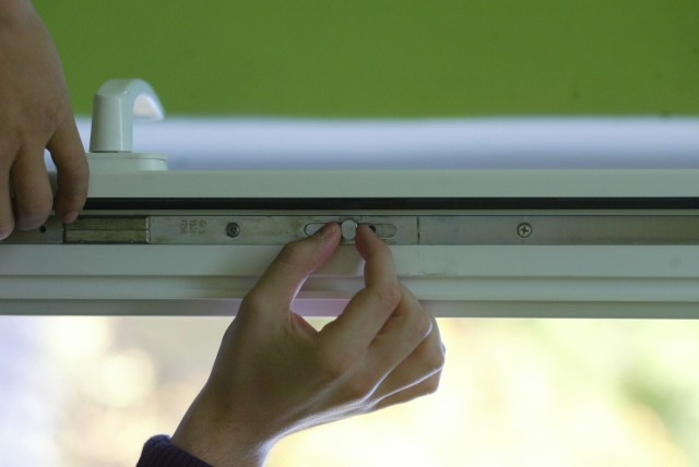 Rozwiązaniem problemu może okazać się odpowiednie uszczelnienie okien. To tzw. tryb zimowy w oknach.