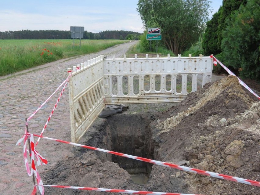 Prace na sieci wodociągowej i kanalizacyjnej w Roszkówku. Roszkowo w końcu z wodą z Miejskiej Górki [ZDJĘCIA]