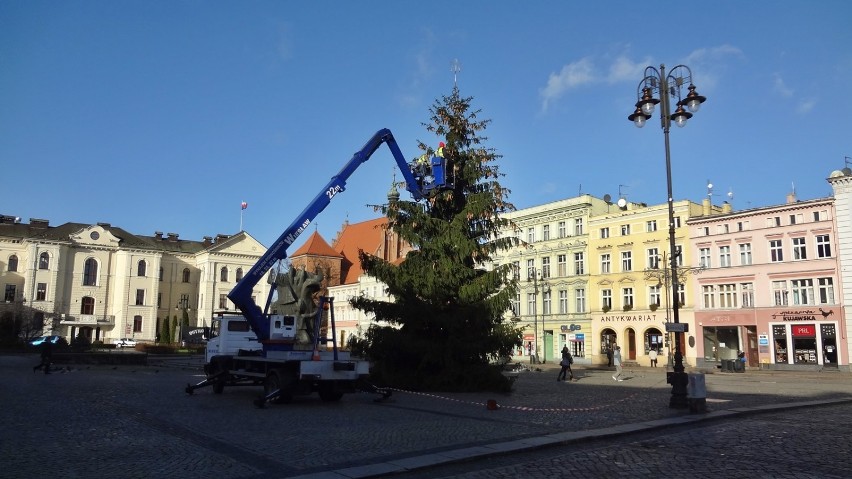 Choinka na Starym Rynku jest już ubrana [zdjęcia] 