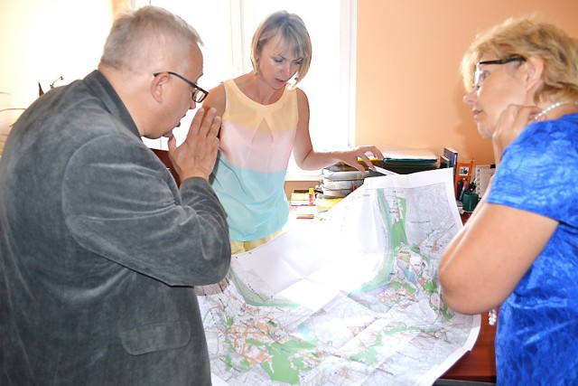 -&nbsp;Nie wiedzieliśmy o planach trasy w Białym Borze - mówią Ryszard Biskupiak i Beata Porzoga. W środku Joanna Elszkowska, urzędniczka, która pokazała mieszkańcom mapę