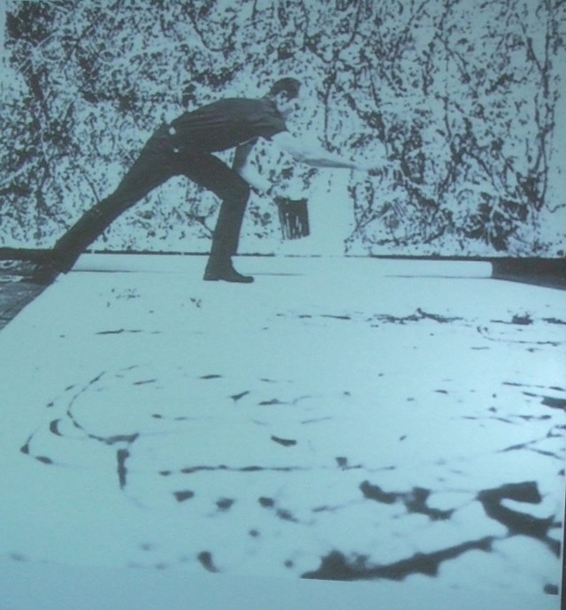 Jackson Pollock podczas malowania, foto z rzutnika podczas wykładu