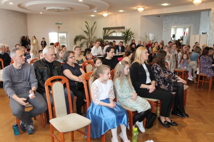 Festiwal Piosenki Dziecięcej i Młodzieżowej w Liskowie. Na scenie zaprezentowali się utalentowani młodzi wokaliści. ZDJĘCIA, WYNIKI