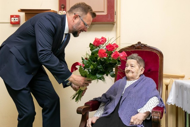 W czwartek (27 września) swoje setne urodziny obchodził Franciszka Kwiatkowska, od lutego 2013 roku podopieczna Domu Pomocy Społecznej "Jesień Życia" w Bydgoszczy.
-&nbsp;Pani Frania to bardzo pogodna osoba - mówi Katarzyna Sarecka, kierownik DPS "Jesień Życia". - Choć porusza się już tylko na wózku inwalidzkim, to swoim uśmiechem i poczuciem humoru potrafi wszystkim poprawić nastrój. Przez wiele lat rozwiązywała krzyżówki i chyba dlatego, mimo sędziwego wieku, wciąż ma dobrą pamięć. Urodziła się w Niemczech, ale jej rodzice byli Polakami. Zmarli dość wcześnie, więc opiekowali się nią inni bliscy. Pani Frania nie ma męża, ani dzieci, ale odwiedza ją jej bratanek. Z każdej takiej wizyty bardzo się cieszy.

Dostojna Jubilatka przez wiele lat pracowała w bydgoskim Centrostalu. - To w naszym domu obecnie druga stulatka, bo mamy jeszcze panią, która ukończyła 101 lat - mówi Katarzyna Sarecka. - Z okazji setnych urodzin pani Frani przygotowaliśmy okolicznościowy tort, zabawy dla wszystkich naszych podopiecznych oraz występ zaprzyjaźnionego Chóru Halka.

W czwartek (27 września) z życzeniami do pani Frani pospieszyli też, m.in., przedstawiciele Urzędu Stanu Cywilnego, ZUS-u i wiceprezydent Mirosław Kozłowicz. Były kwiaty, gratulacje oraz prezent od prezydenta miasta, czyli upominek w kwocie 1000 zł.

W Bydgoszczy obecnie żyje 45 osób, które ukończyły 100 lat i więcej. To o osiem osób więcej niż w 2017 r. W tym gronie jest przewaga kobiet i zaledwie 6 panów.


Flesz: Mundurowi mają dość. Co dalej z naszym bezpieczeństwem? 

