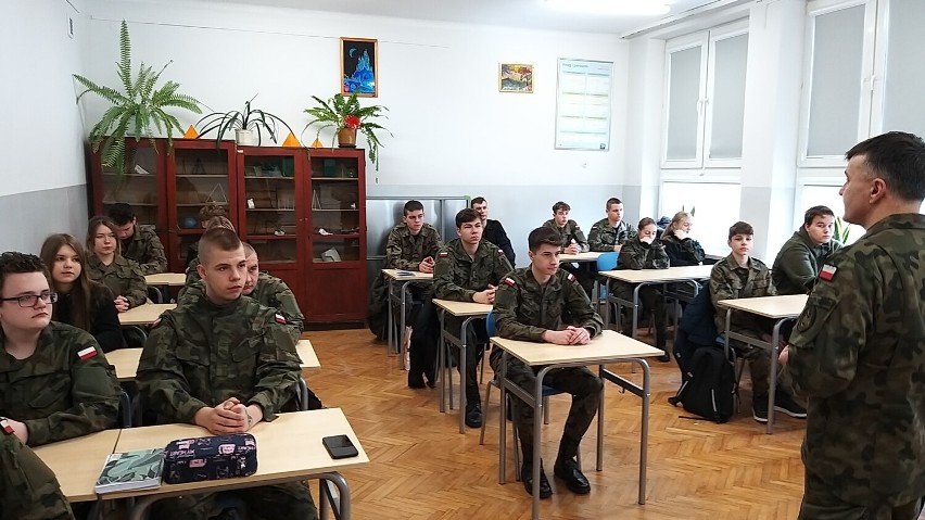 Szkolenie uczniów klas mundurowych w Zespole Szkół Ponadpodstawowych w Kamieńsku