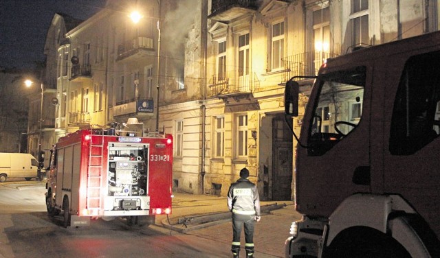 Ogień zaprószono w kamienicy przy ul. Dąbrowskiego