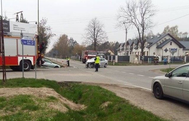 Trzy osoby trafiły do szpitala po wypadku w Milejowicach koło Radomia.