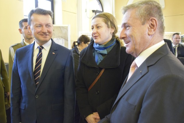 Minister obrony narodowej Mariusz Błaszczak, w towarzystwie szefa resortu obrony Węgier Tibora Bekȍ, otworzył na dworcu w Skierniewicach wystawę poświęconą pomocy Węgier dla Polski podczas wojny polsko-bolszewickiej 1920 r. Dzięki Węgrom na front trafiło wówczas 20 mln naboi karabinowych. Z węzła kolejowego w Skierniewicach dotarły do polskich wojsk 12 sierpnia.