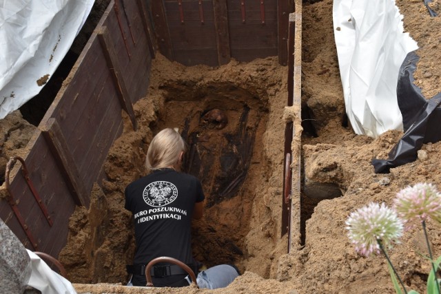 Bydgoski IPN w poniedziałek (12.07) kontynuował prace poszukiwawcze na bydgoskiej "Łączce" na cmentarzu przy ul. Kcyńskiej. Odnaleziono szczątki dwóch kolejnych zamordowanych przez UB osób.