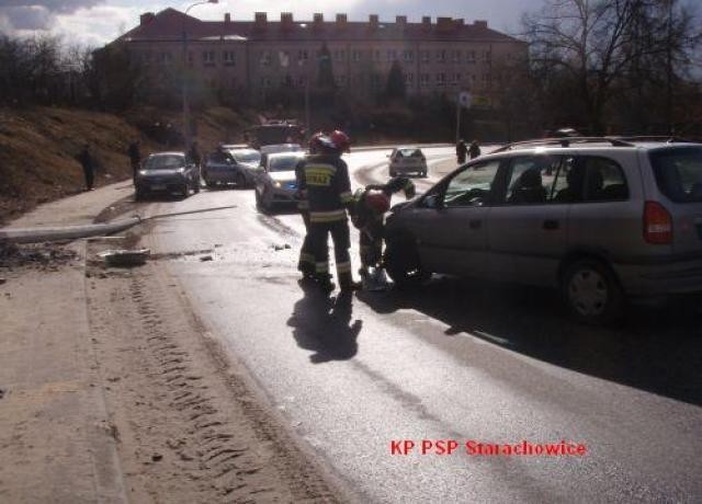 Po dojeździe na miejsce zdarzenia zastępu Straży Pożarnej stwierdzono kolizję dwóch pojazdów które zablokowały jeden pas jezdni oraz przewrócony na skutek zderzenia słup oświetleniowy. 


Wiadomości kryminalne na stronie: Świętokrzyskiej  Kroniki Policyjnej

Zapisz się do newslettera! 
Dodaj też swój artykuł lub prześlij swoje zdjęcia!