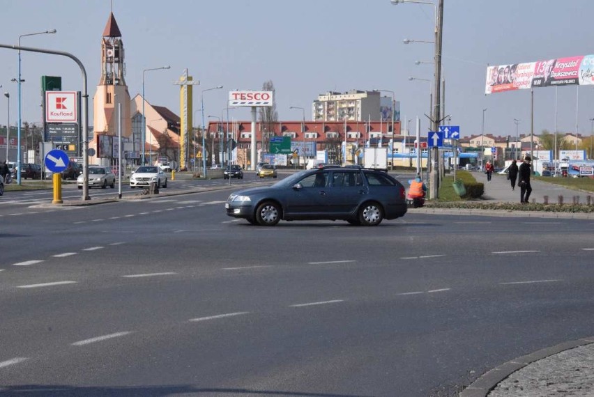 Policja zaczęła kierować ruchem (wreszcie) na skrzyżowaniu ulic Widok i Wyszyńskiego 