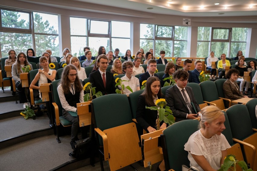 Najzdolniejsza młodzież z Jastrzębia nagrodzona. 48 uczniów szkół podstawowych i średnich otrzymało stypendia prezydent miasta