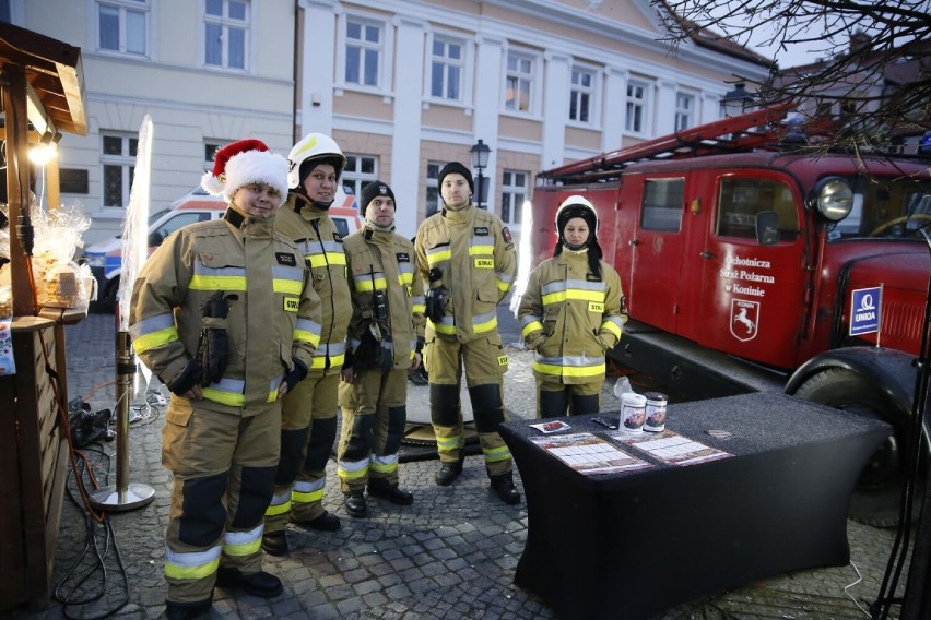 Elfy porwały dzieci do tańca a Rudolf przeparadował przez plac Wolności. Efektowny spektakl podczas Jarmarku Świątecznego 