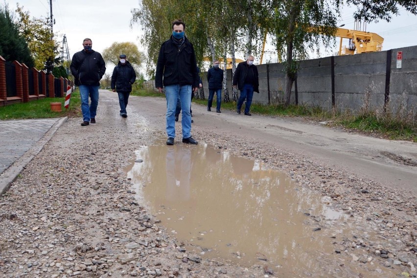 Mieszkańcy ulicy Czajki w Łowiczu mają dość przedłużającego się remontu [ZDJĘCIA]