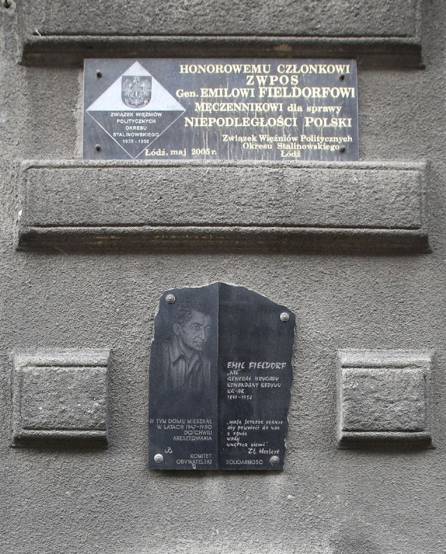 Tablica na kamienicy w Łodzi.