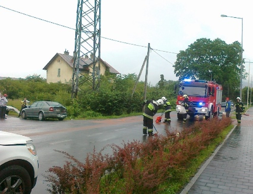 Kolizja w Węgierskiej Górce. Samochód osobowy uderzył w ciężarówkę [ZDJĘCIA]