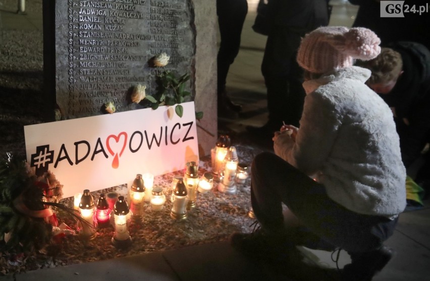 Szczecin przeciwko nienawiści. Oddali hołd zmarłemu prezydentowi Gdańska Pawłowi Adamowiczowi [WIDEO, ZDJĘCIA]