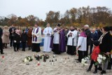 Wszystkich Świętych w Jastarni (2022). Tego dnia wierni idą pomodlić się na plażę. Na piasku i w Bałtyku zostawiają znicze | ZDJĘCIA