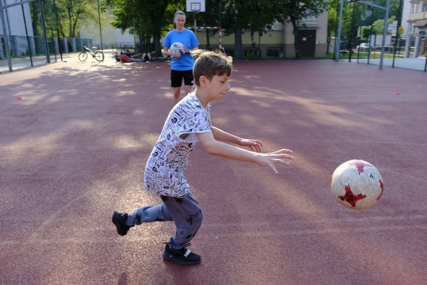 To na podwórkach futbol jest największy. W Toruniu ruszyły darmowe treningi dla każdego