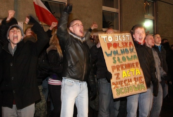 Gdynia: Marsz przeciwko ACTA. Wśród protestujących prezydent Gdyni Wojciech Szczurek [ZDJĘCIA+FILMY]