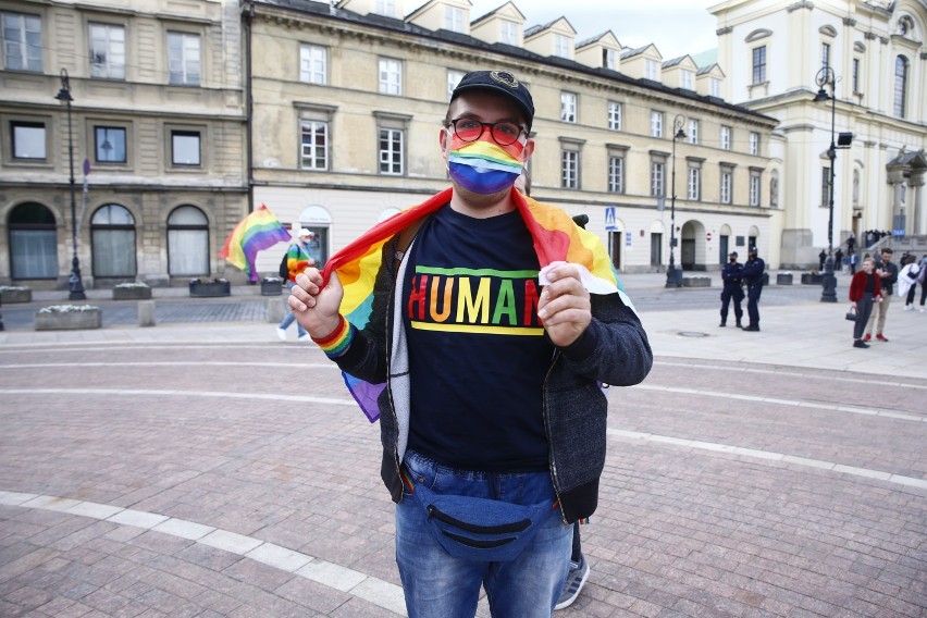 Aktywiści LGBT+ na ulicach Warszawy. Dziś Międzynarodowy...